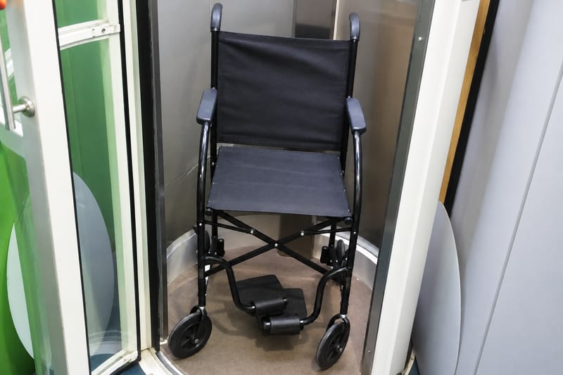 Elevac 200 com cadeira de rodas, acessibilidade