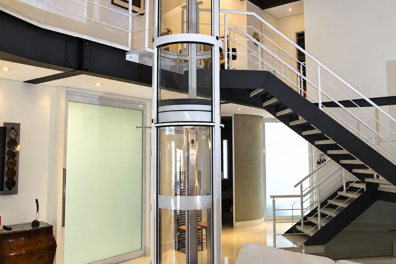 Elevac 200 próximo à escada em ambiente moderno