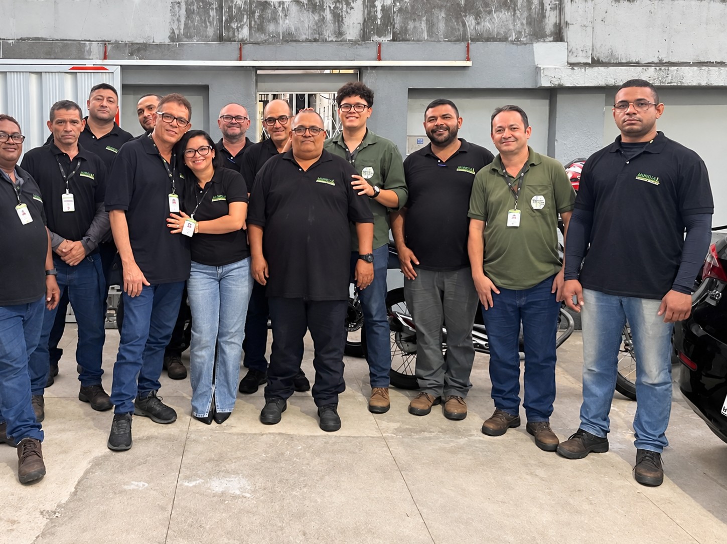 Técnicos da Mundial Elevadores realizando manutenção