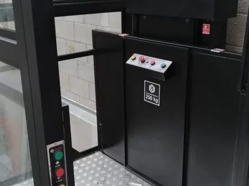 Exemplo de plataforma de acessibilidade enclausurada, equipamento da Máximo Elevadores