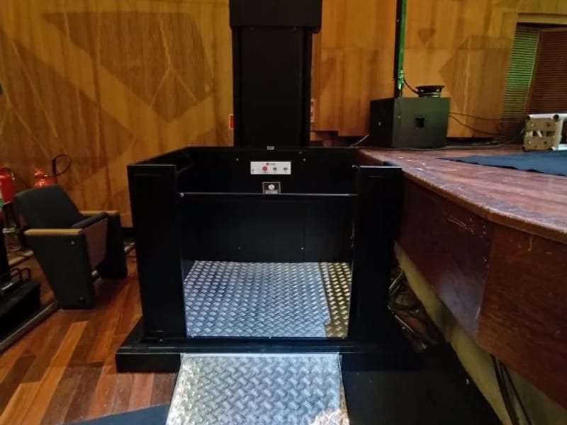 Exemplo de plataforma de acessibilidade para locação em eventos, equipamento da Máximo Elevadores