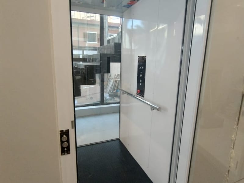 Exemplo de plataforma de acessibilidade cabinada com portas, equipamento da Máximo Elevadores